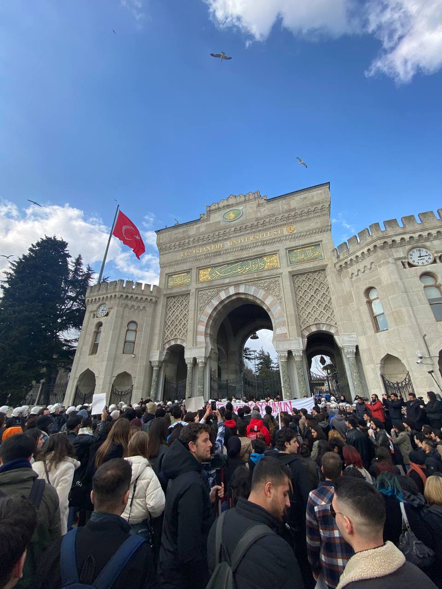 iudayanismasi's tweet photo. Dün direndik, bugün direndik yarın da direneceğiz!

Yarın 14.00'da Havuzlu Bahçede buluşup İstanbul Üniversitesi Meclisini kurmak için yan yana geliyoruz.

Yaşasın öğrenci dayanışması!

#BeyazıttaNöbetteyiz https://t.co/V0Smss5uj1