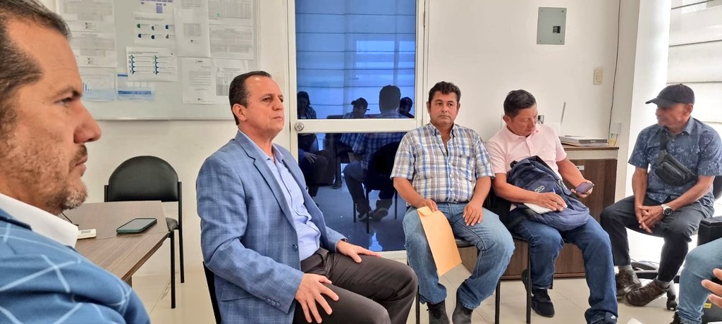 IESS_Manabi's tweet photo. #IESSteInforma | @fravizuga, director provincial del @IESS_Manabi, junto a @vzavalaz16, coordinador del @IESS_SSC, mantuvieron una reunión con la Federación Única del Seguro Social Campesino para fortalecer los servicios en beneficio de los afiliados y beneficiarios. https://t.co/OW6Xq6iZv0