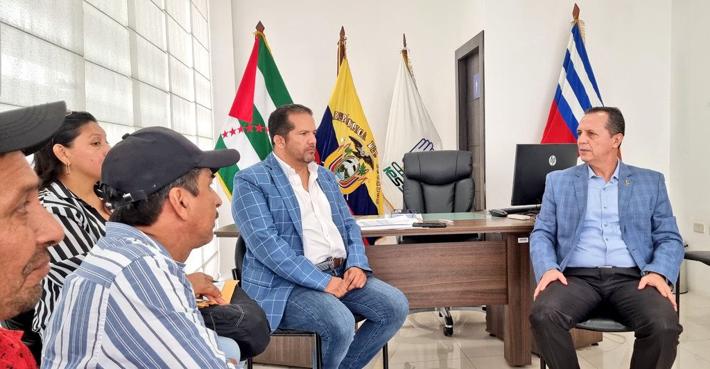 IESS_Manabi's tweet photo. #IESSteInforma | @fravizuga, director provincial del @IESS_Manabi, junto a @vzavalaz16, coordinador del @IESS_SSC, mantuvieron una reunión con la Federación Única del Seguro Social Campesino para fortalecer los servicios en beneficio de los afiliados y beneficiarios. https://t.co/OW6Xq6iZv0