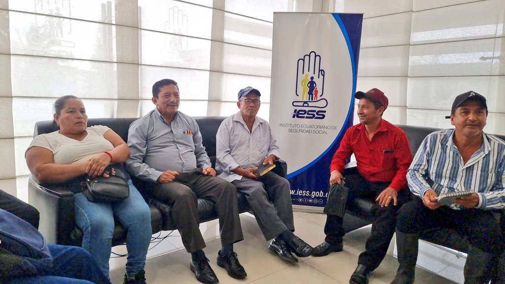 IESS_Manabi's tweet photo. #IESSteInforma | @fravizuga, director provincial del @IESS_Manabi, junto a @vzavalaz16, coordinador del @IESS_SSC, mantuvieron una reunión con la Federación Única del Seguro Social Campesino para fortalecer los servicios en beneficio de los afiliados y beneficiarios. https://t.co/OW6Xq6iZv0
