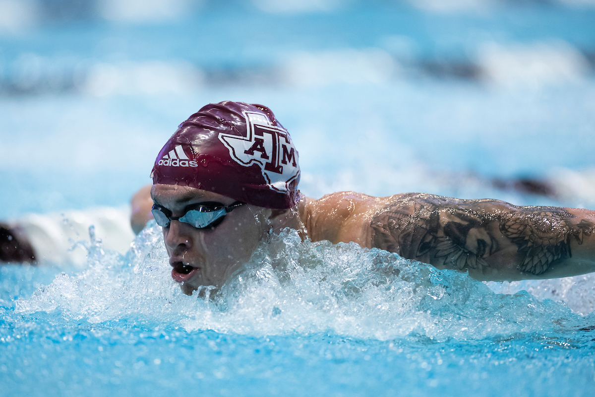 Logan Brown goes 1:44.00 to take 10th and Vincent Ribeiro places 14th with a time of 1:44.69 to earn spots in the 200 IM final, while Munzy Kabbara moves on the to the C final with a time of 1:45.42. 👍

#GigEm