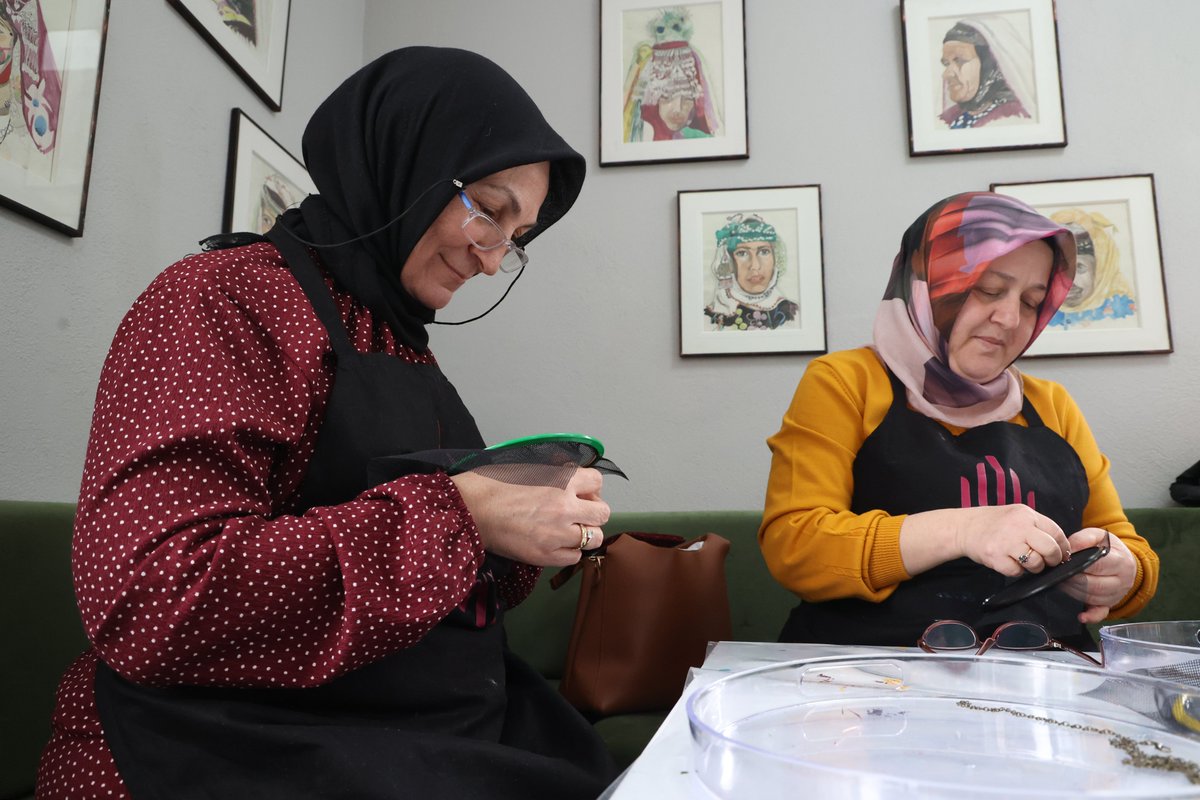 usakbld's tweet photo. 🌺 Belediye Başkanımız Sayın Mehmet Çakın, Kadın Koordinasyon Merkezi binamızdaki atölyelerden ve hizmetlerden faydalanan kadınlarımıza ziyarette bulundu. https://t.co/L89x427ZWy