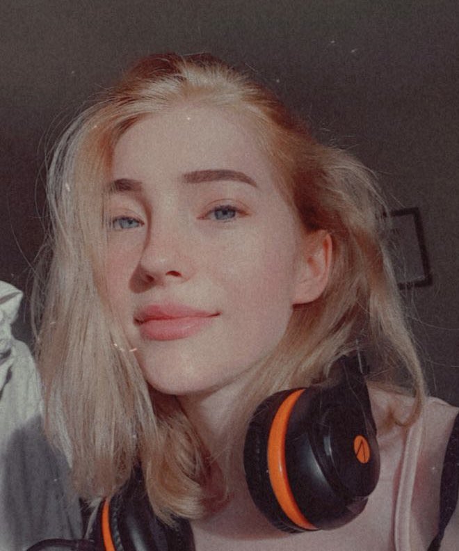 HeyItsLoopy's tweet photo. I’m so so tempted to go back to this colour 😩 also hi 👋 I’m alive. https://t.co/u1vRZ6u1xQ