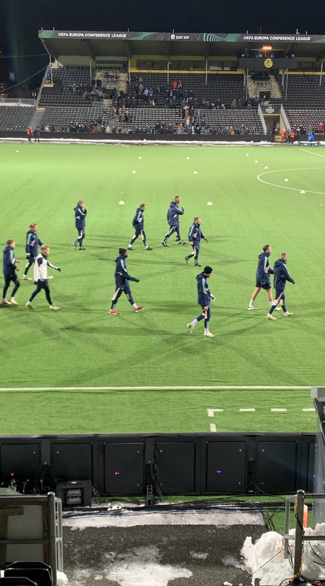 MikeVerweij's tweet photo. Één speler #Ajax trotseert de Noorse kou en traint in korte broek. Net terug uit de woestijn: Jordan Henderson 🌞 #bodaja https://t.co/JOpTXLoWxi
