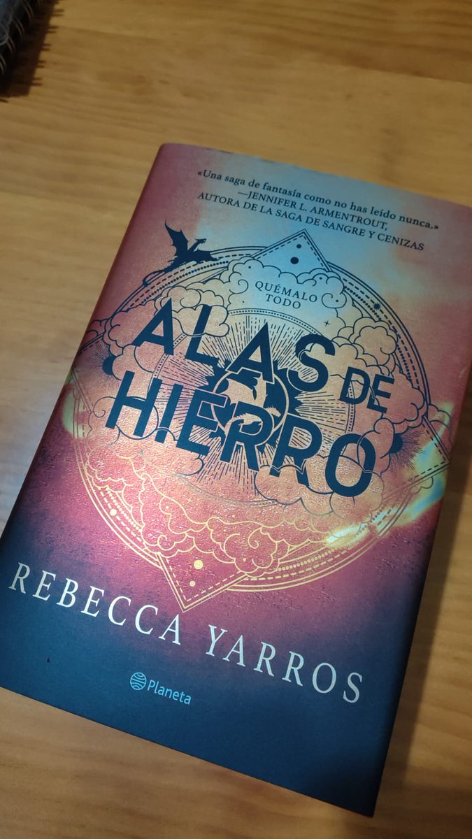 LecturasMarichu's tweet photo. Menuda guarrada han hecho con la segunda parte de Empíreo.
Han editado poquísimas unidades de la primera edición, esa que lleva los tacos tintados. 
Se han quedado papelerías colgadas sin recibir su pedido de reservas... https://t.co/CzJqCaPyZK