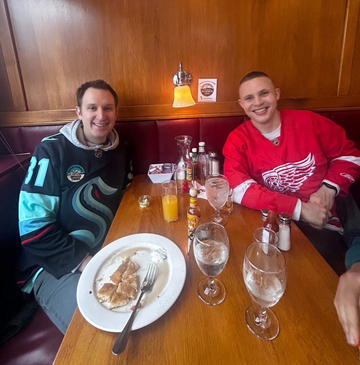 5spotseattle's tweet image. Breakfast with rivals!￼
 #SeattleEats #SeattleDiner #QueenAnne #SeattleKraken #Kraken #Hockey #DetroitRedWings #SeattleBrunch