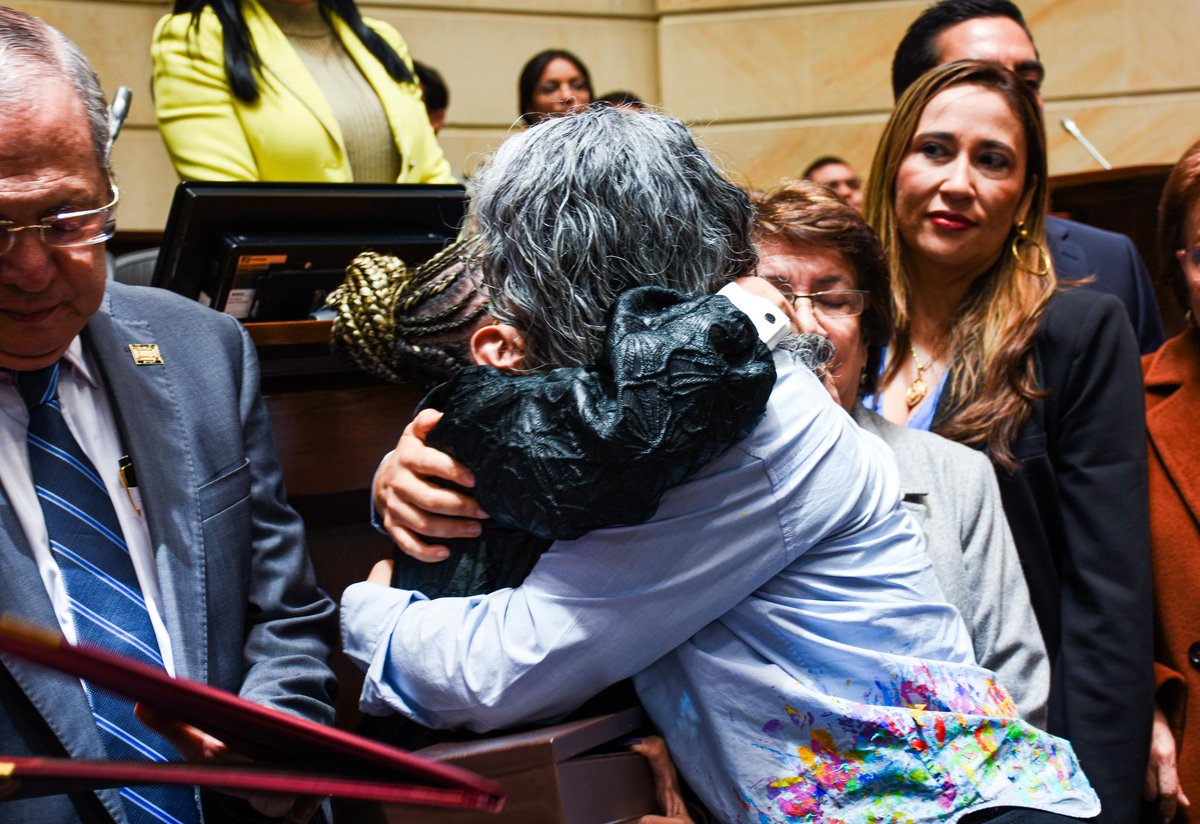PizarroMariaJo's tweet photo. #GraciasPiedad Hasta hace pocos días tuvimos la fortuna de compartir en el Congreso con una mujer que se caracterizó por su fuerza, su dignidad y su carácter inquebrantable. Aquí han pasado y pasarán muchas mujeres y hombres con historias distintas. Algunas de esas personas, como Piedad, dejarán huella en la sociedad y en la historia de Colombia, por sus invaluables aportes, sobre todo, a la paz, en defensa de DDHH, comunidades LGBTI y al rol de las mujeres en la política.