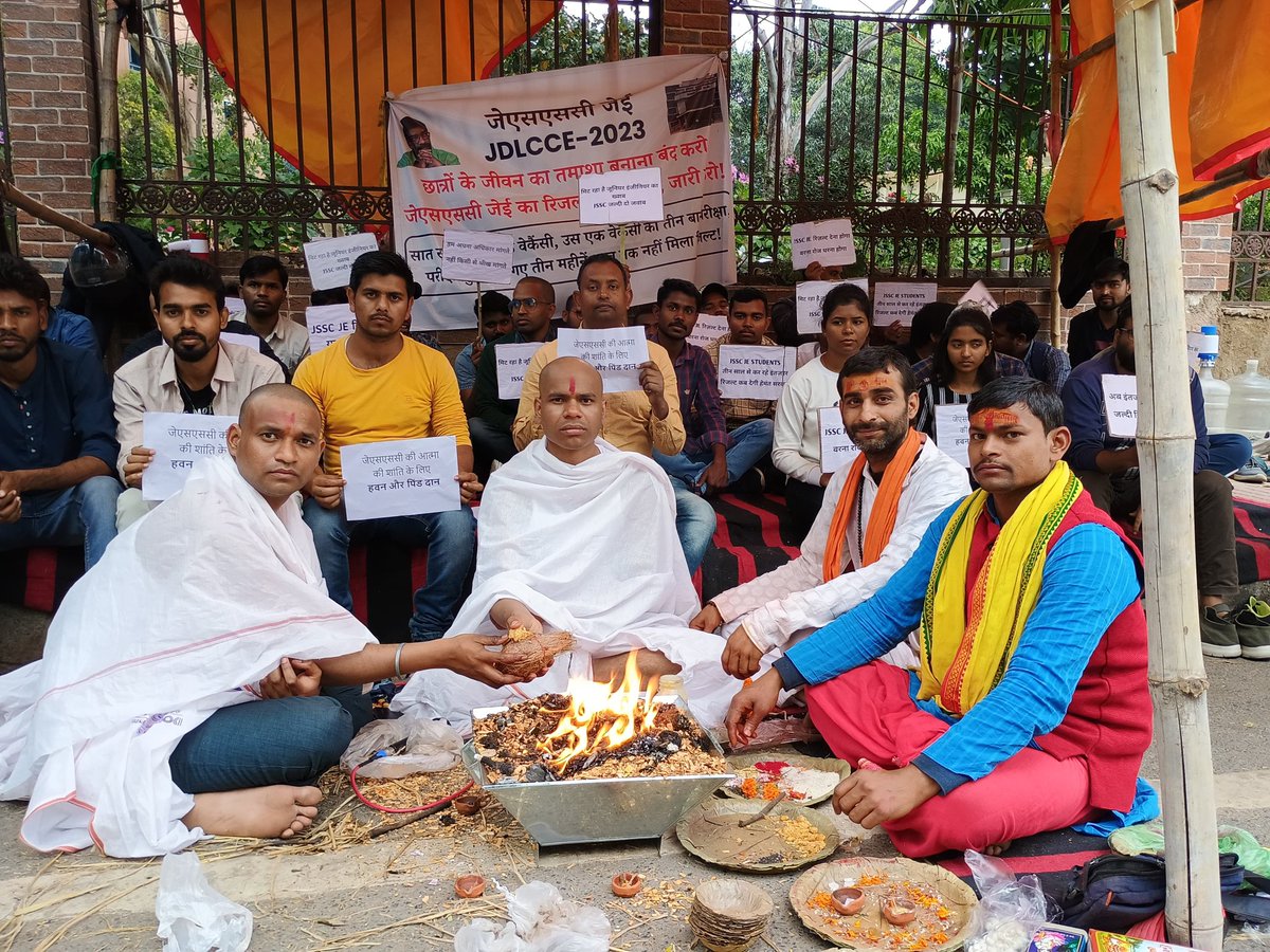 Bulandladka's tweet photo. #Release jssc je result ab to hamari bato ko sun le ye sarkar and  jssc aayog ki kya karan he ki yaha ke yuvao ko aise aise karya karne pad rahe he https://t.co/q7jR9Smd63