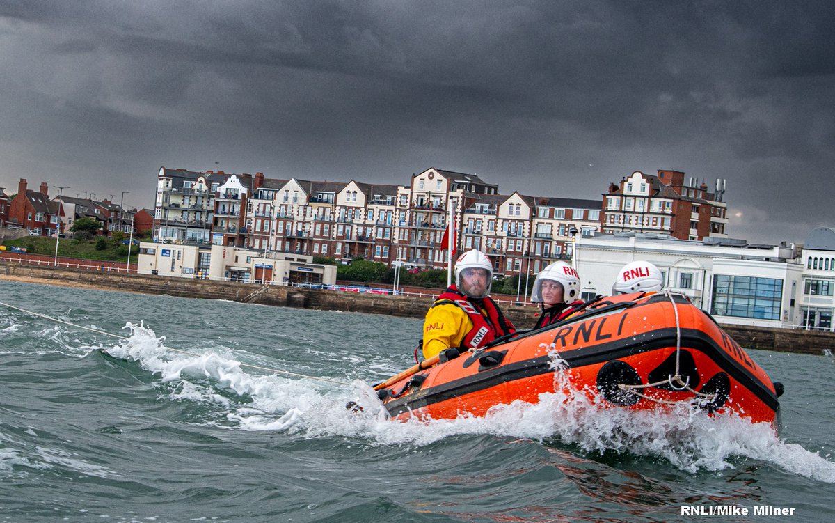 Bridlington RNLI Lifeboat tasked to windsurfer believed to be in difficulties. Please follow the below link for full details:-

rnli.org/news-and-media…

#onecrew #volunteer #SearchAndrescue #savinglivesatsea #hmcoastguard #dclass