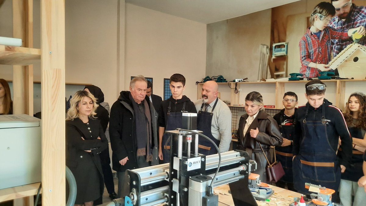 EnverYucel's tweet photo. Hayalimdeki okulu Çanakkale Bahçeşehir Koleji'nde  gördüm. Eğitimde paradigma değişikliğini gerçekleştirmekten çok gurur duydum. Emeği geçenlere teşekkür ediyorum. https://t.co/83Pwhmsju5