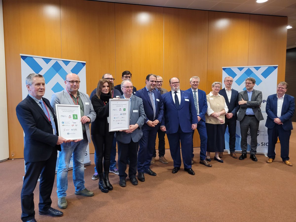 KoenRyckenboer's tweet photo. Zopas tekende ik namens @acvtranscom de nieuwe Plannen voor Eerlijke Concurrentie (PEC) in de sectoren #transport en #verhuis, samen met de ministers van de bevoegde kabinetten. Het zijn ambitieuze plannen die een snelle uitwerking verdienen. https://t.co/yG8xaup6zp