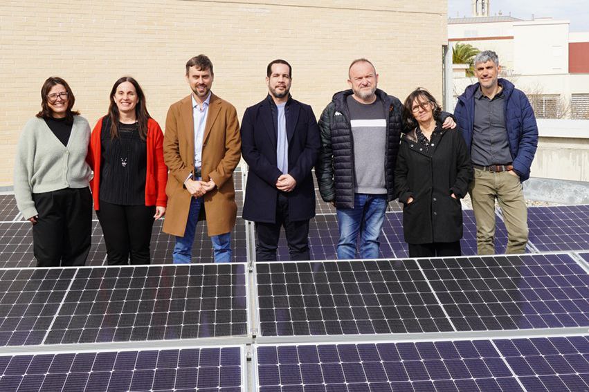 MarcSerraSole's tweet photo. ☀️La transició energètica passa per transformar les teulades. 

A #SantBoiLlobregat ho saben bé i per això amb el suport @diba hi estan impulsant 14 instal•lacions fotovoltaiques en cobertes d'equipaments municipals. Com aquesta a l'Escola Gaudí. https://t.co/WbabaacnMC