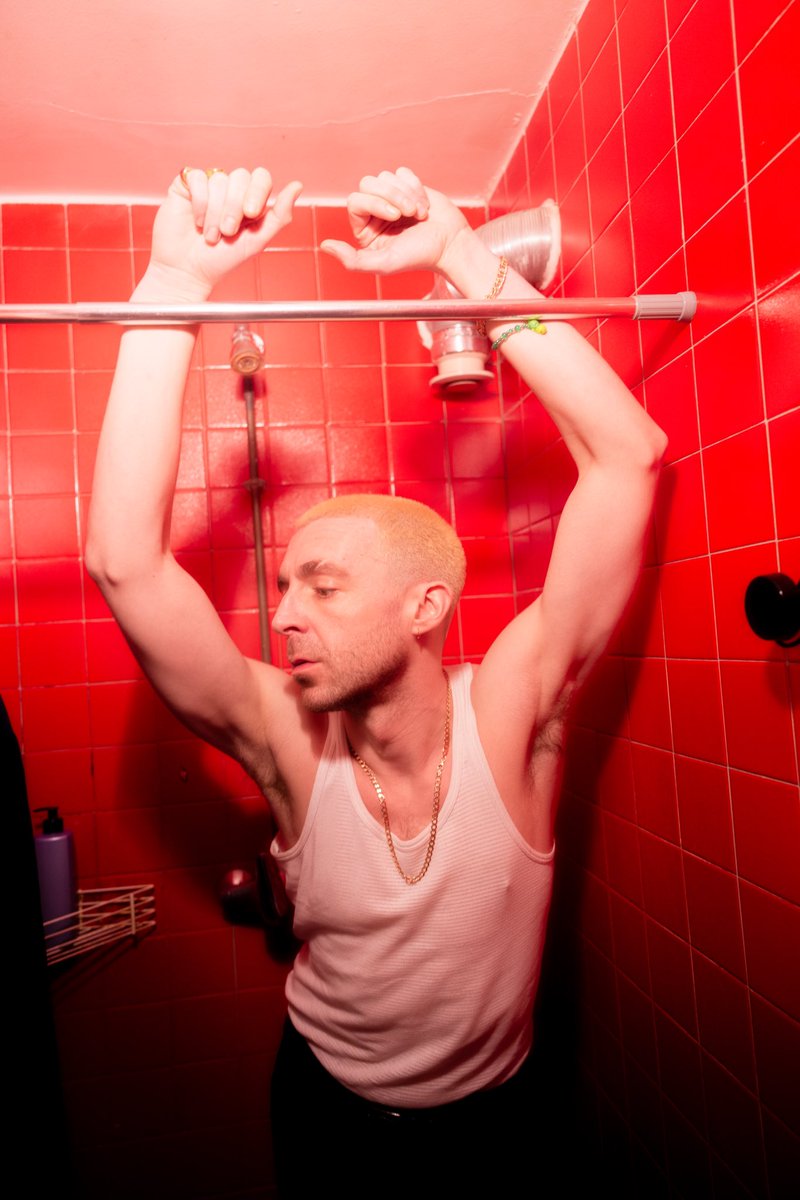 In a shower in Paris x 📸 @ewan_ogden