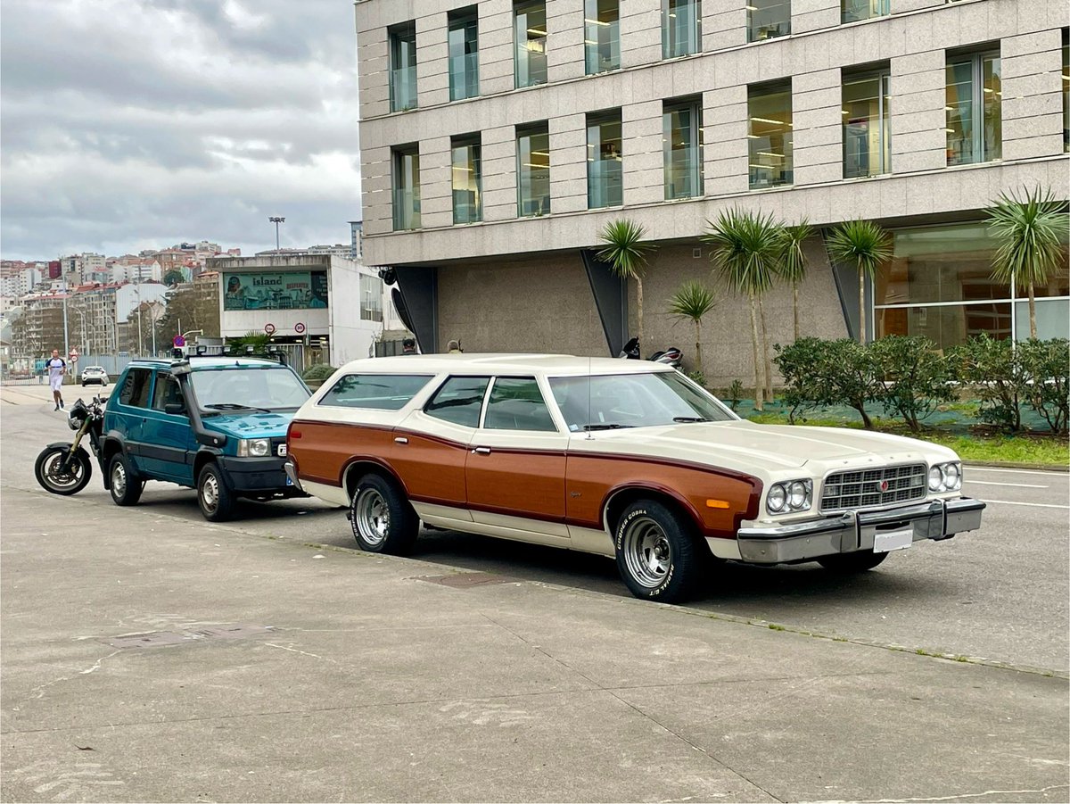 #Avistamientodeldía La extraña pareja, un Ford Grand Torino y un Fiat Panda 4x4 ¡Qué contraste!