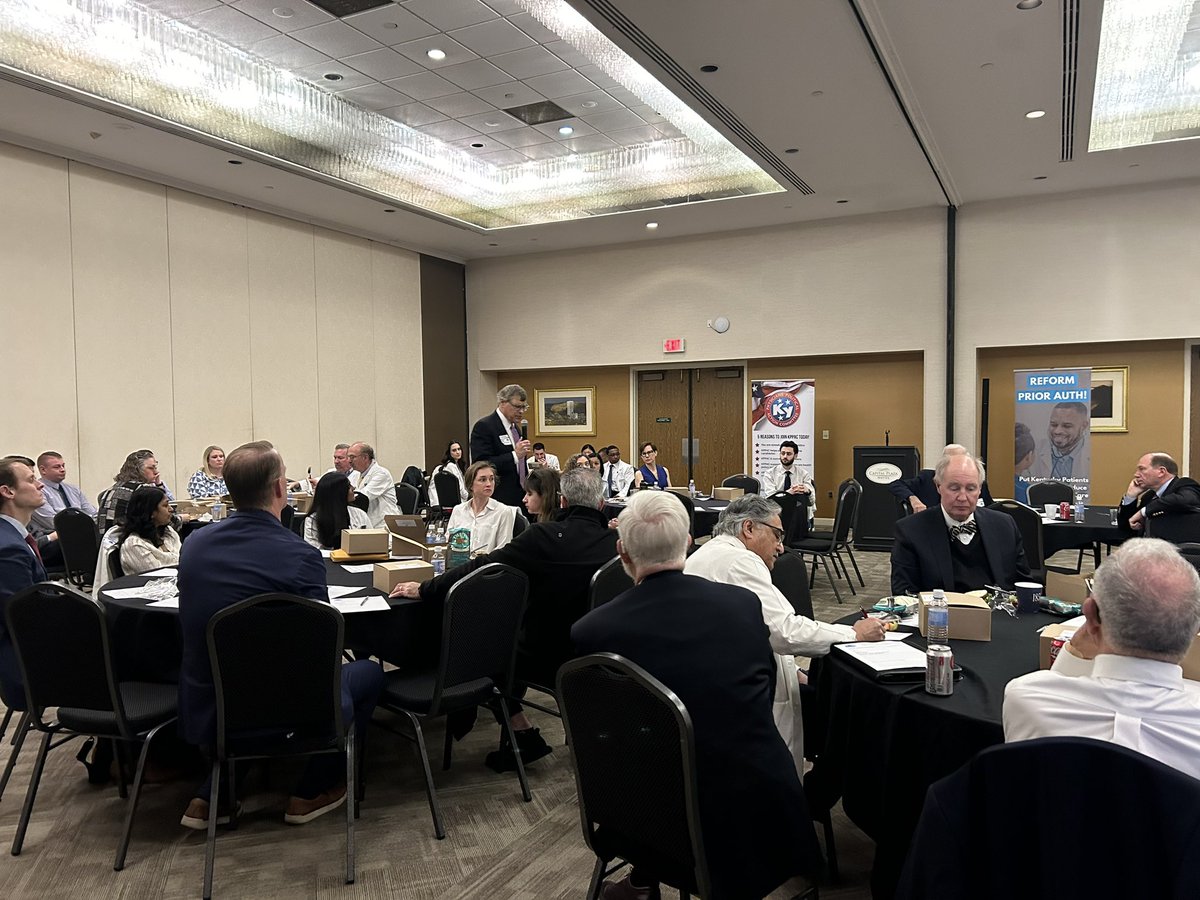 KYMedAssoc's tweet photo. KMA members are recapping their experiences meeting with legislators during the 2024 Physicians' Day at the Capitol in Frankfort #ReformPriorAuth #KYGA24 https://t.co/7cJ9nT1PyF
