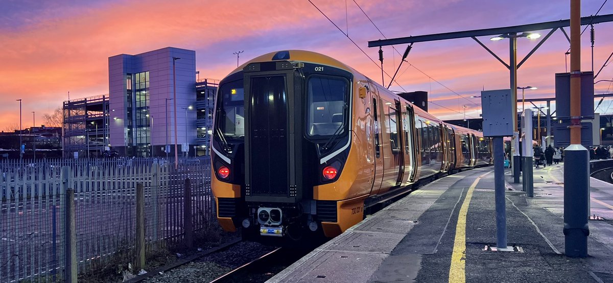 PlatformEdge1's tweet image. This has to be my favourite photo of a 730 🌅

730021 stands at Wolverhampton about to head back to Walsall #Class730