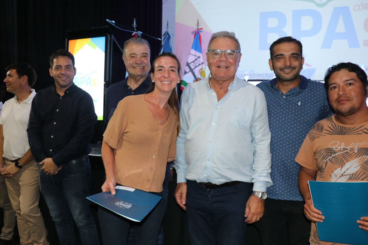 MinAgriCba's tweet photo. #RioSegundo 📍| Entrega de beneficios por BPAs a 144 productores ♻️
👉🏼El ministro Busso otorgó aportes correspondientes al Programa de Buenas Prácticas Agropecuarias (BPAs) por un total superior a $20 millones.
Más info en nuestra web 👉 https://t.co/7ejYLdEMBE https://t.co/u5SrzzEIGn