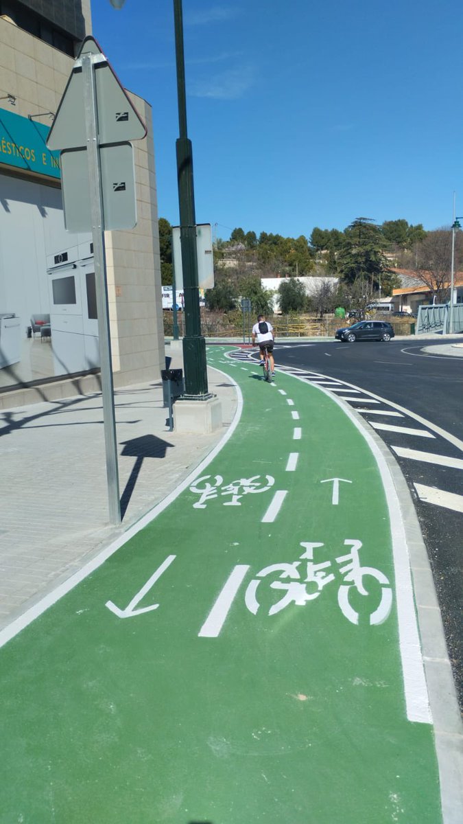 Mientras unos los quitan, nosotros ponemos en servicio un carril bici en la travesía de la N-340 por Alcoy.

Construir un entorno seguro y accesible es esencial para que la ciudadanía vea la bicicleta como un medio de transporte preferente en la movilidad urbana sostenible.