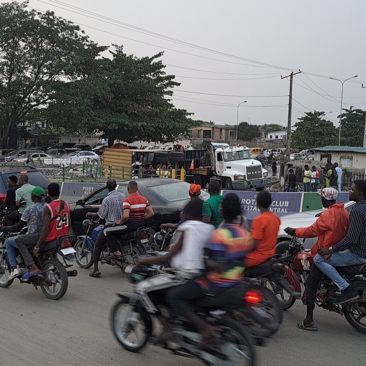 A truck carrying container has fallen on the Festac link bridge blocking access into Festac Town. This has caused serious gridlock but being controlled as @_lastma and other personnel are on ground. Plan ya movement well. Did you witness this #festaconline