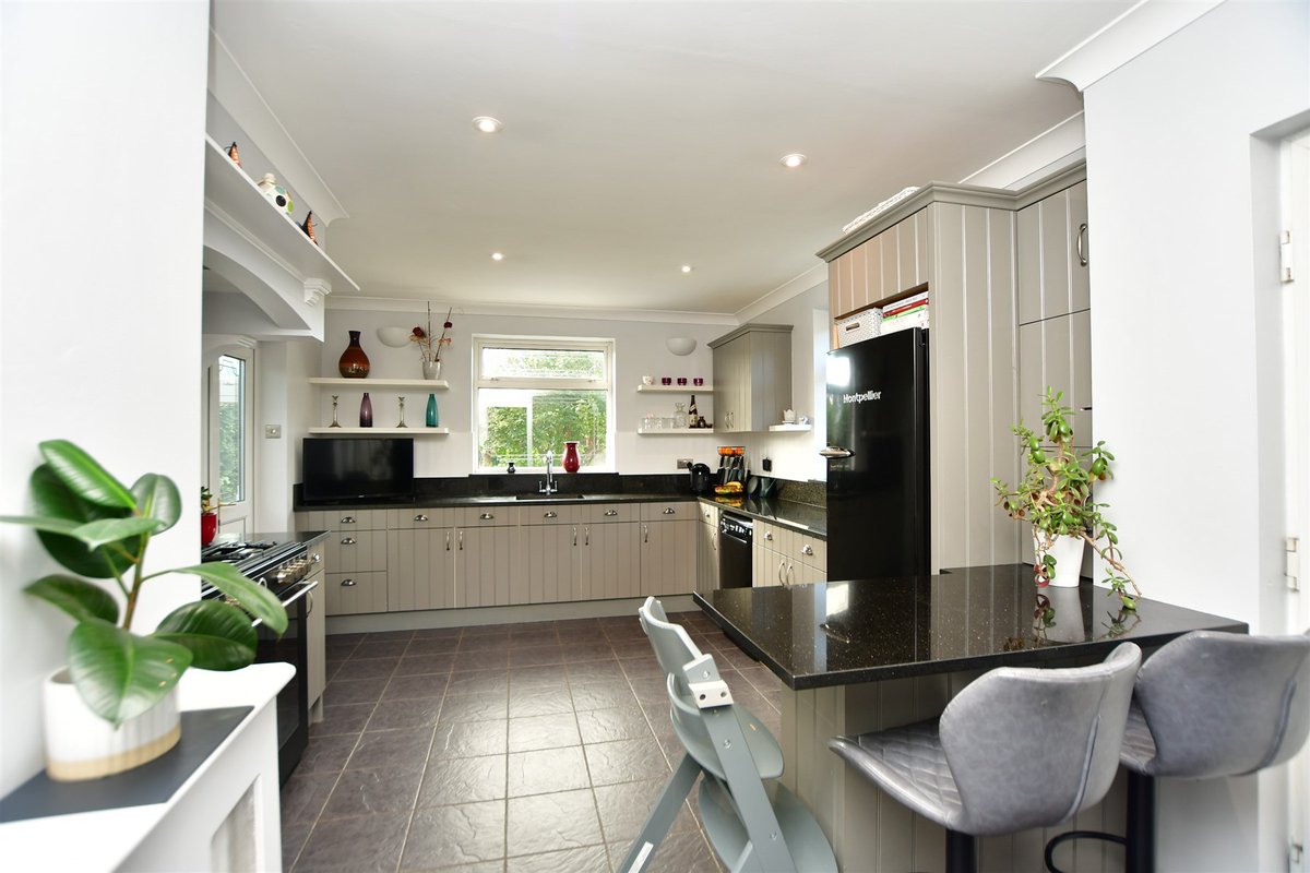 wardsofkent's tweet image. 🏡 4 Bedrooms | West Kingsdown, Sevenoaks

This exceptional, newly renovated house benefits from a multi-use double garage, heated flooring, a long driveway for multiple cars, and a large South facing garden.

👉 ow.ly/Mpic50QF9Oh

#Wards #EstateAgents #PropertySearch