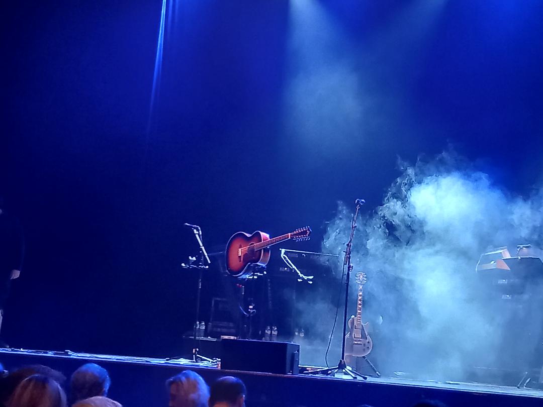 When a guitarist goes up in smoke! Killing time till Rick Wakeman comes on stage yesterday evening in Brighton. #rickwakeman #yes #journeytothecentreoftheearth #progrock