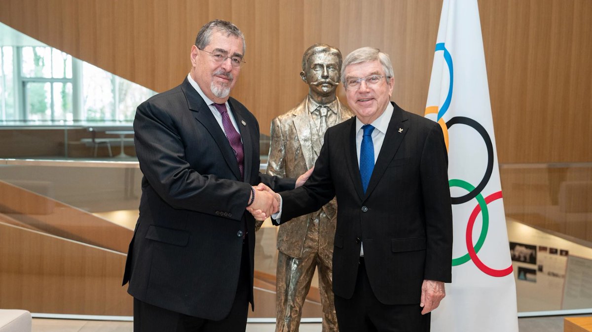 Nuestros atletas volverán a portar con orgullo la bandera de Guatemala en unos Juegos Olímpicos. 🇬🇹🏅 Con mucha alegría les comparto que el @iocmedia se ha comprometido a trabajar para levantar lo antes posible la suspensión. Gracias, Señor Tomas Bach, agradezco su apoyo y