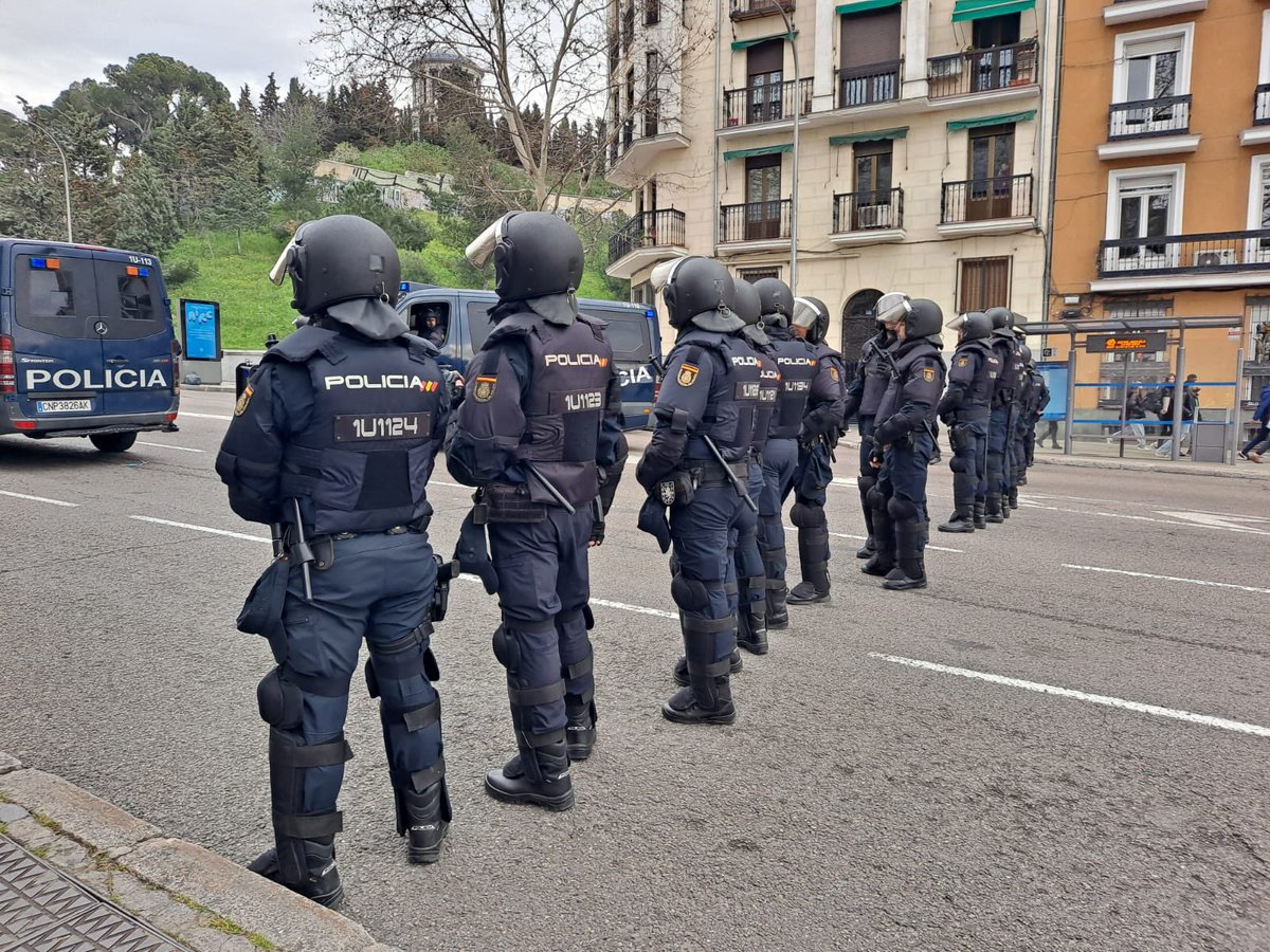 APoliciah50's tweet image. Líneas y cordones policiales de los @FuerzasDelOrden esta tarde en #Madrid en la manifestación #tractoradamadrid #tractoradas #tractorada