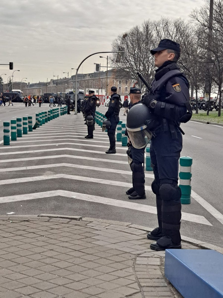 APoliciah50's tweet image. Líneas y cordones policiales de los @FuerzasDelOrden esta tarde en #Madrid en la manifestación #tractoradamadrid #tractoradas #tractorada