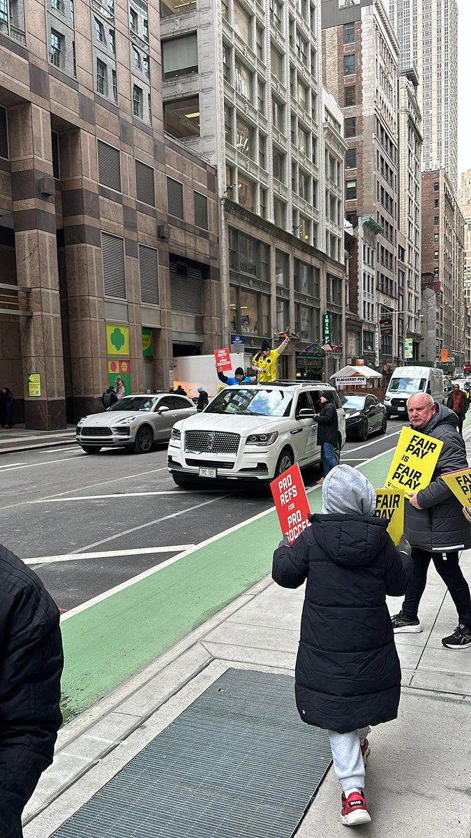jj_pavlick's tweet photo. Fair pay protest outside @MLS
#fairpay #union #mls #proreferee https://t.co/etnqUD10fs