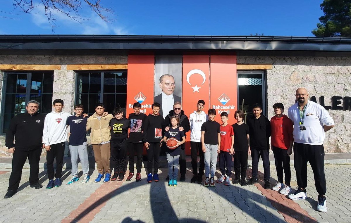 BUEK Başkanımız Enver Yücel’in liderliğinde, Trakya Bölgesindeki kampüslerimizin kurucu temsilcileri ve okul müdürlerinin katılımıyla düzenlenen değerlendirme toplantısı Çanakkale kampüsümüzün ev sahipliğinde gerçekleşti. ❤️💙