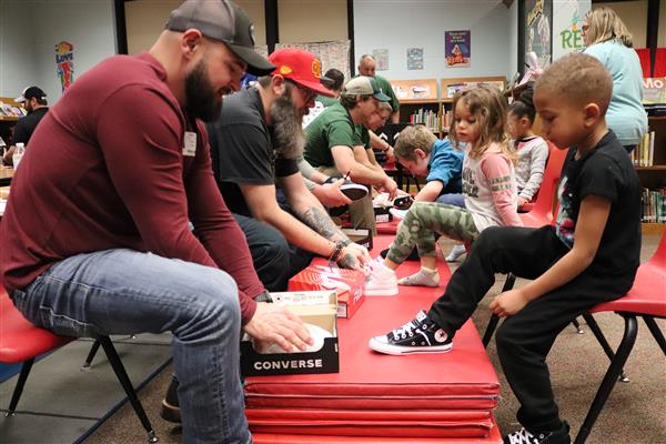 Via @officialsps & @UWOzarks: “240 Bowerman Elementary students receive gift of new shoes from Springfield Central Labor Council, a United Way partner organization” – bit.ly/3UJ5Qc8. #LiveUnited #SPSUnited 🎉