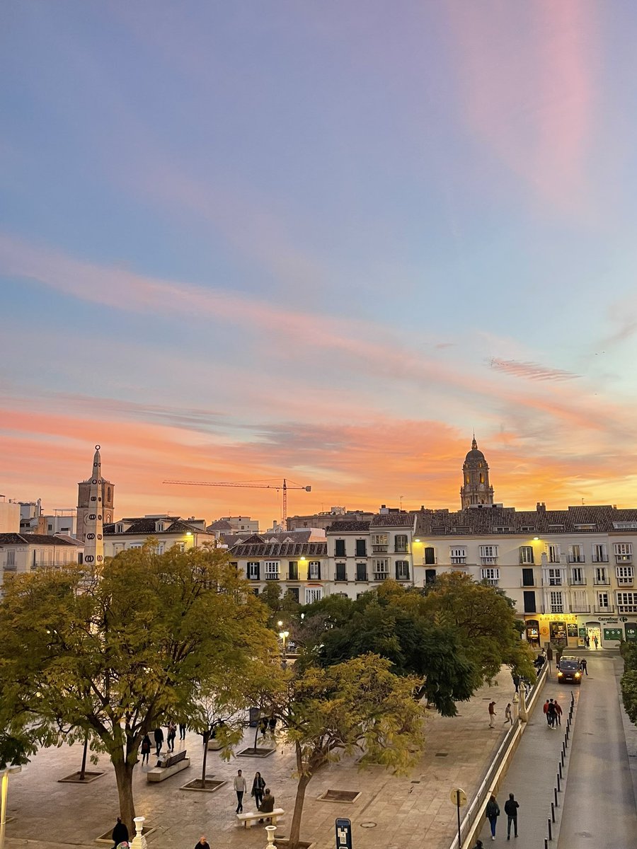 El cielo hoy es para retratarlo (y así lo vemos desde @COCOM_Media 🫶 ) #Malaga