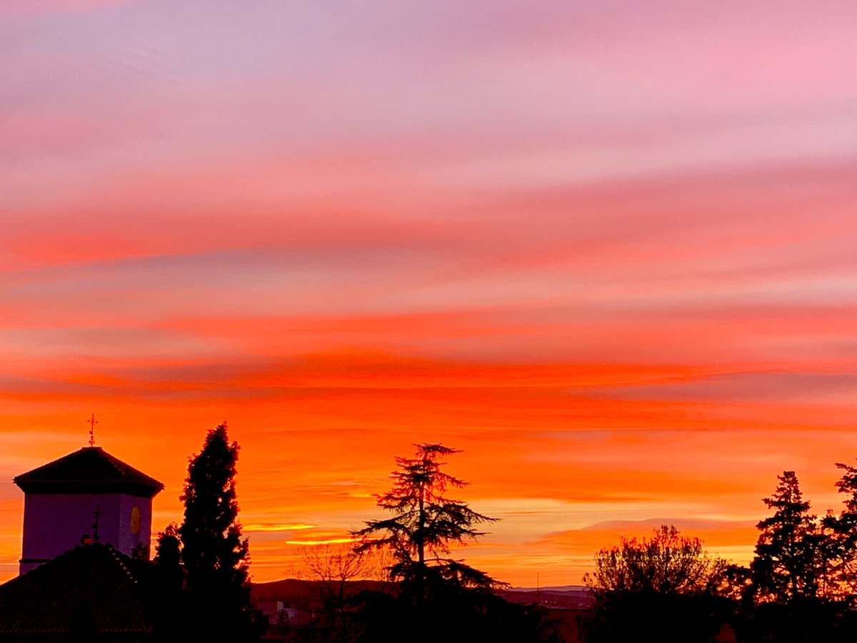 Granada_Meteo's tweet photo. Variación de 10 minutos este atardecer y se ha puesto el cielo precioso con este candilazo sobre Granada y las lenticulares sobre Sierra Nevada aun mas visibles y bonitas https://t.co/GWK0ibqB2I