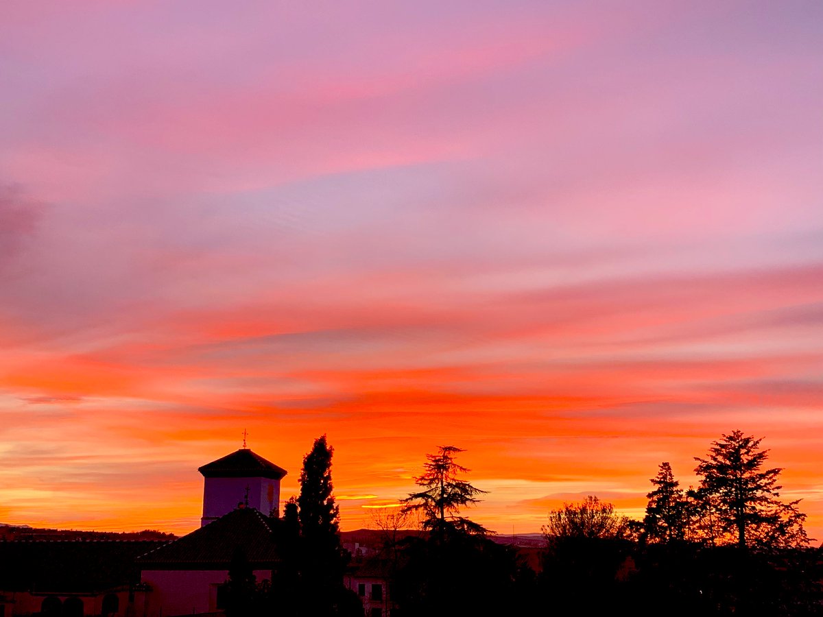Granada_Meteo's tweet photo. Variación de 10 minutos este atardecer y se ha puesto el cielo precioso con este candilazo sobre Granada y las lenticulares sobre Sierra Nevada aun mas visibles y bonitas https://t.co/GWK0ibqB2I