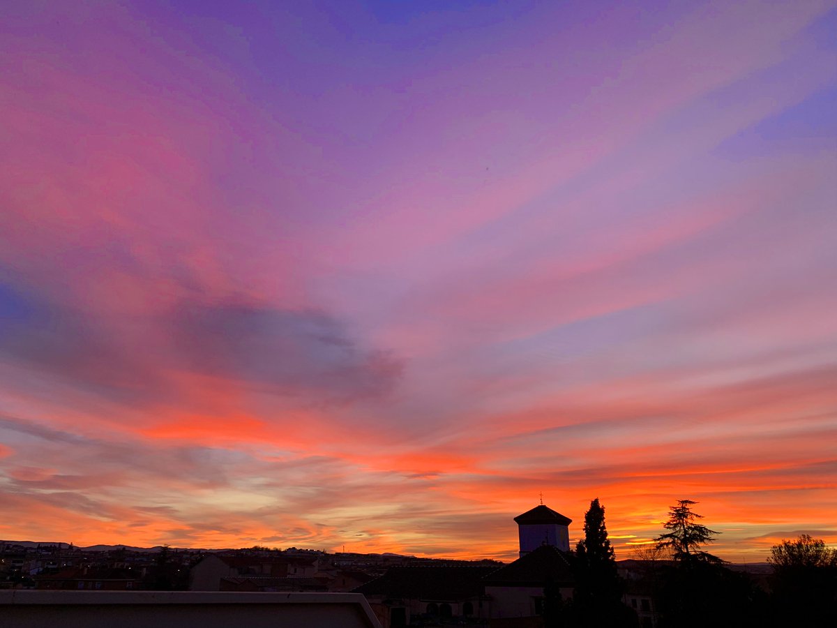Granada_Meteo's tweet photo. Variación de 10 minutos este atardecer y se ha puesto el cielo precioso con este candilazo sobre Granada y las lenticulares sobre Sierra Nevada aun mas visibles y bonitas https://t.co/GWK0ibqB2I