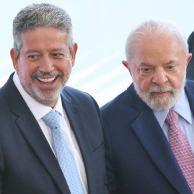 soufilemon's tweet photo. "[Lira] acertou com o Lula que vai trocar figurinha e o que tiver que reivindicar conversa direto com ele. 'Eu falo direto com Lula e vou agora segurar esse [pedido de impeachment], vou jogar na lata de lixo'. Ele usou essa expressão nas conversas com os deputados". https://t.co/xkKsNz1Brt