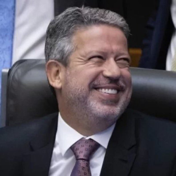 soufilemon's tweet photo. "[Lira] acertou com o Lula que vai trocar figurinha e o que tiver que reivindicar conversa direto com ele. 'Eu falo direto com Lula e vou agora segurar esse [pedido de impeachment], vou jogar na lata de lixo'. Ele usou essa expressão nas conversas com os deputados". https://t.co/xkKsNz1Brt