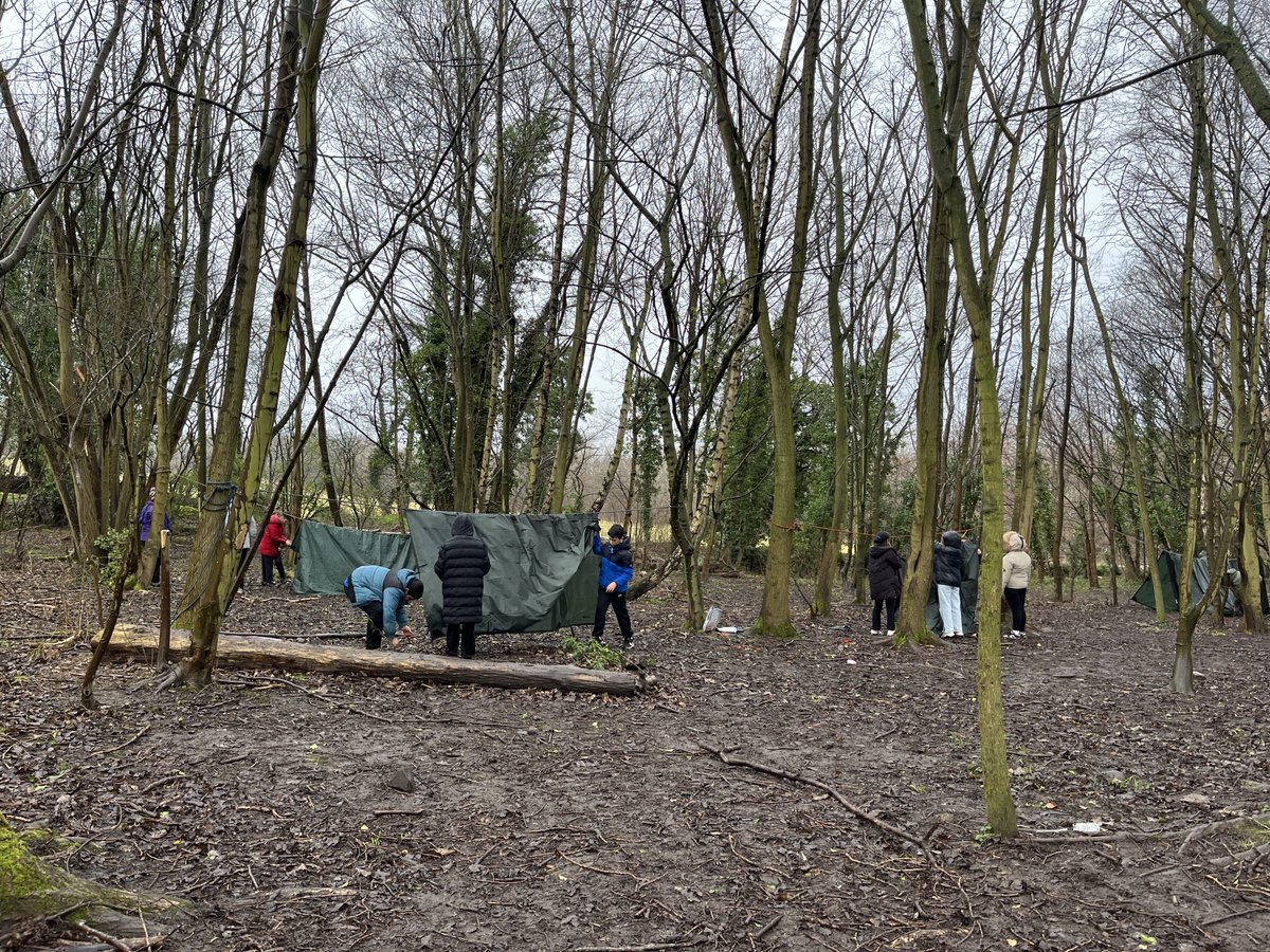 Knot skills and den building. Team work at its best with ⁦@Castleview_PS⁩ P7. Proud teacher moment!!
