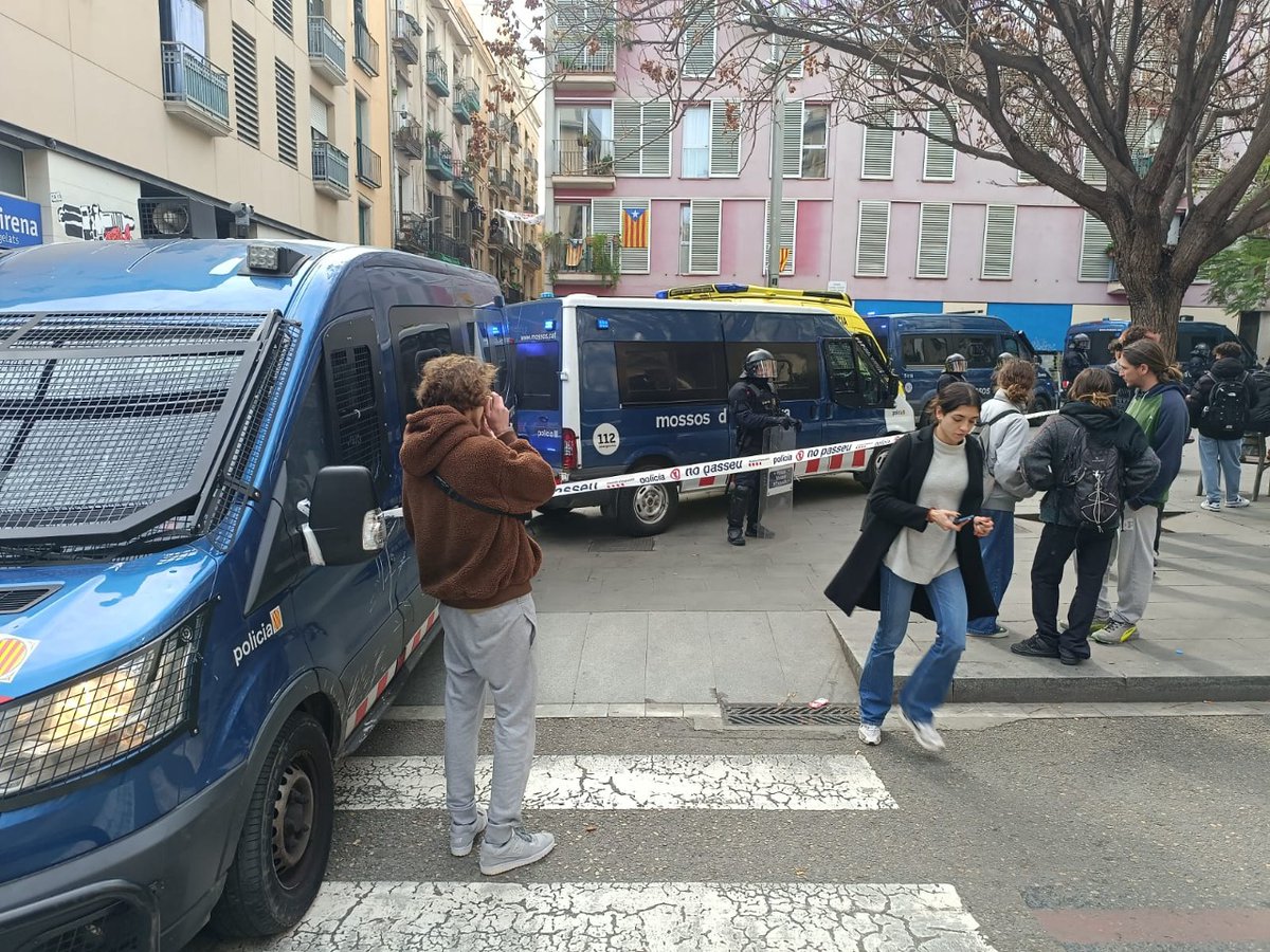 <a href="/mossos/">Mossos</a> torna a incomplir el protocol signat amb  entitats i sindicats del periodisme: el dispositiu dels antiavalots en un desallotjament impedeix la visió dels i les fotoperiodistes. Així no es pot treballar ni informar la ciutadania #NoFotoNoNotícia