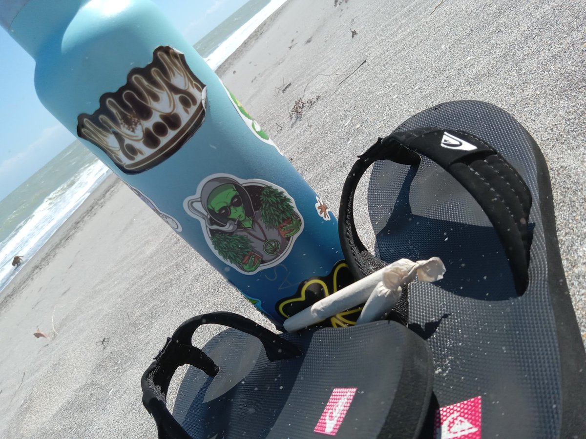 CannaMindSee420's tweet photo. When Being UnWell Is Sick!
Even Cannas Need To ReCharge 😋
#DazeOff
#SickDaze
🏖 🤧 🐉 🤧 🏖 https://t.co/sV0OAZvdDV
