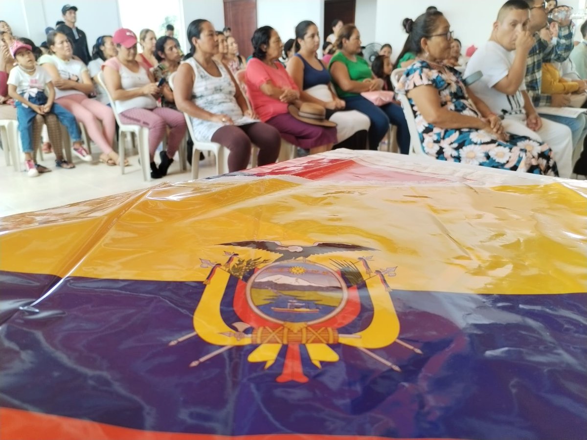 GoberLoja's tweet photo. 📍#Macará 
En territorio, @PaulMAguilarS, gobernador de #Loja, junto al coordinador zonal de @vivienda, Jimmy Bravo, socializa con los habitantes del proyecto habitacional estatal, los procesos de adjudicación y entrega de viviendas en terreno urbanizado por el Estado. https://t.co/Gcrlyj5KvA