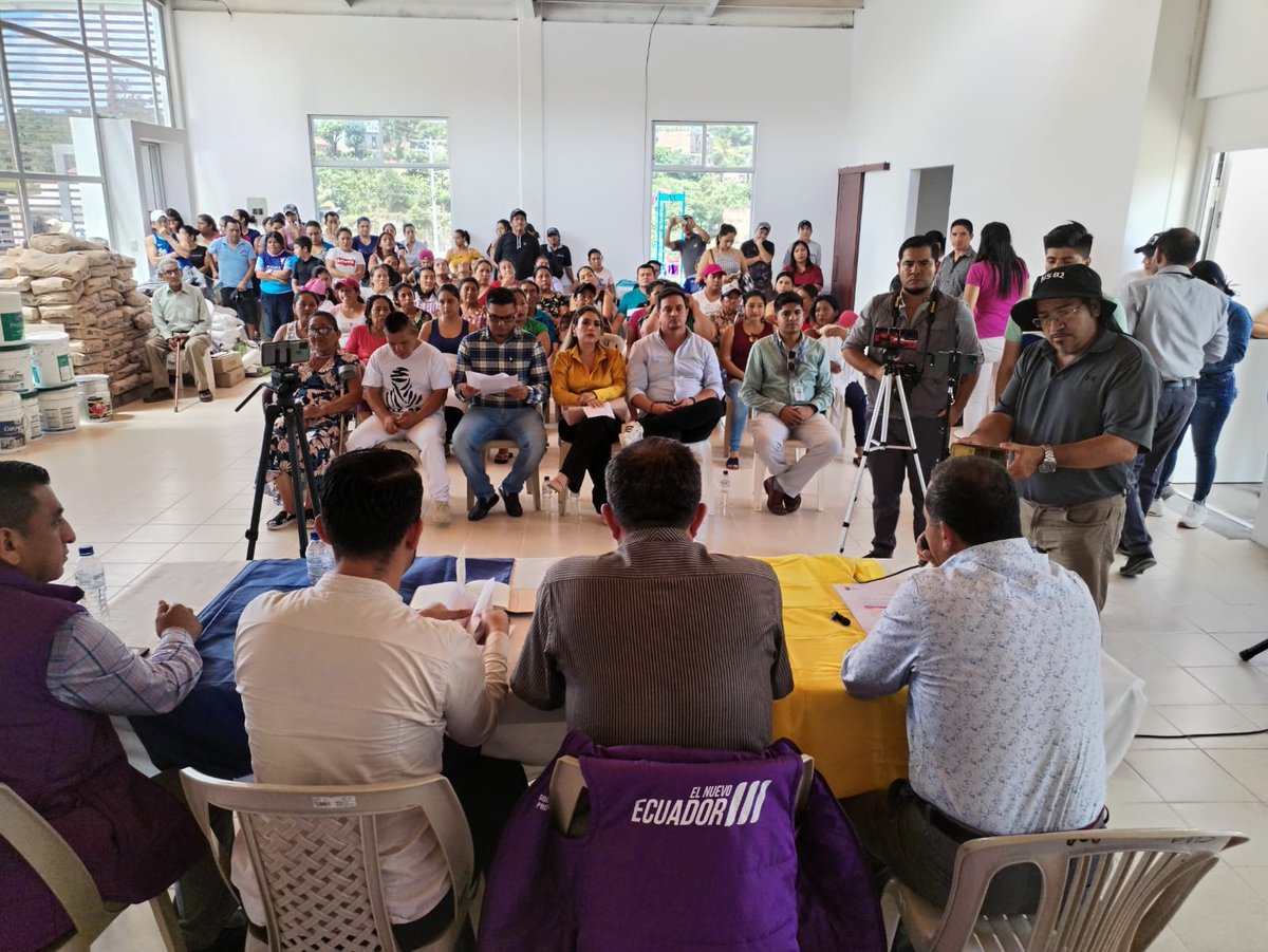 GoberLoja's tweet photo. 📍#Macará 
En territorio, @PaulMAguilarS, gobernador de #Loja, junto al coordinador zonal de @vivienda, Jimmy Bravo, socializa con los habitantes del proyecto habitacional estatal, los procesos de adjudicación y entrega de viviendas en terreno urbanizado por el Estado. https://t.co/Gcrlyj5KvA