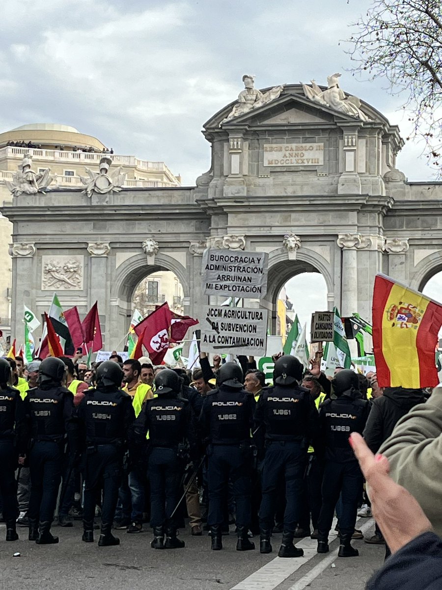 inees271's tweet photo. Tendríais que estar bloqueando/ pegando a los narcotraficantes que mataron a vuestros compañeros , pero es más cómodo ir a por los agricultores que os dan de comer. No estáis defendiendo al país que tanto jurasteis defender . ¡Sin campo la ciudad no come ! https://t.co/07pqOKaS4P
