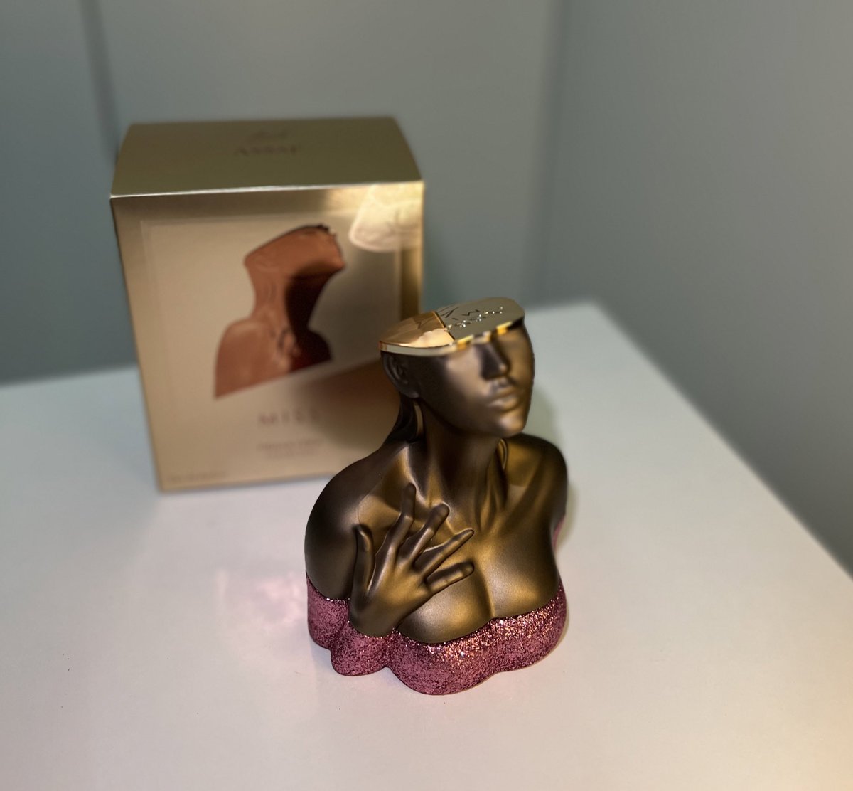 ليه مااحد علمني عن هذا العطر من عطور عساف !! تحفه فنية وريحته تجنن تاخذ العقل اعتمدته عطر العيد😭♥️♥️