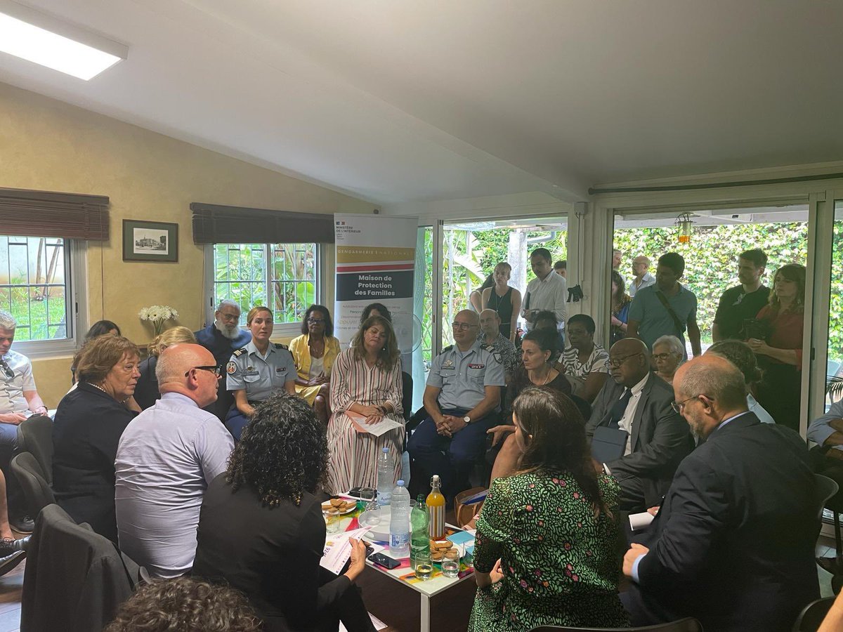 🔵 1ère journée à la Réunion 🇷🇪 
⚪ <a href="/EPhilippe_LH/">Edouard Philippe</a> a échangé hier à Saint-Denis avec <a href="/CyrilleMelchior/">Cyrille Melchior</a>, <a href="/HuguetteBello/">Huguette Bello</a> &amp; <a href="/ebareigts/">Ericka Bareigts</a>. Il a aussi rencontré les acteurs de la lutte contre les violences intrafamiliales &amp; rendu hommage au Général De Gaulle avec l’amicale des Gaullistes.