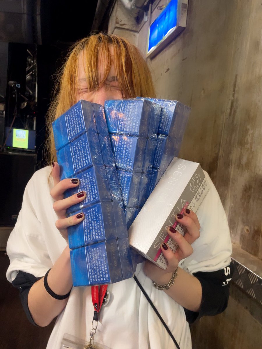 suuumelo520's tweet photo. そして遅くなったけどやなぎお誕生日おめでとう🎂🎉
色々考えた結果、やっぱ責務果たすという意味でこれしかないなってなったんですよ。これからもやなぎゃである限りやなぎの代わりにたばこ税を収める女でいます🫶なんとか2月中に渡せてよかった(笑)
渡しといてなんやけどたばこ吸いすぎんなよ https://t.co/Z4laH7tJTy