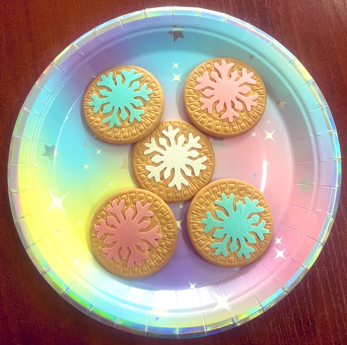 Las tardes de #invierno también pueden ser dulces y divertidas, solo hay que tener actitud 😁 y preparar “un par de cositas”

En 1º de #Infantil hemos celebrado la fiesta de #invierno  vestidos de copos de nieve❄️ y con una rica merienda🍪 

#EstacionesdelAño
#SomosVirgendelaVega