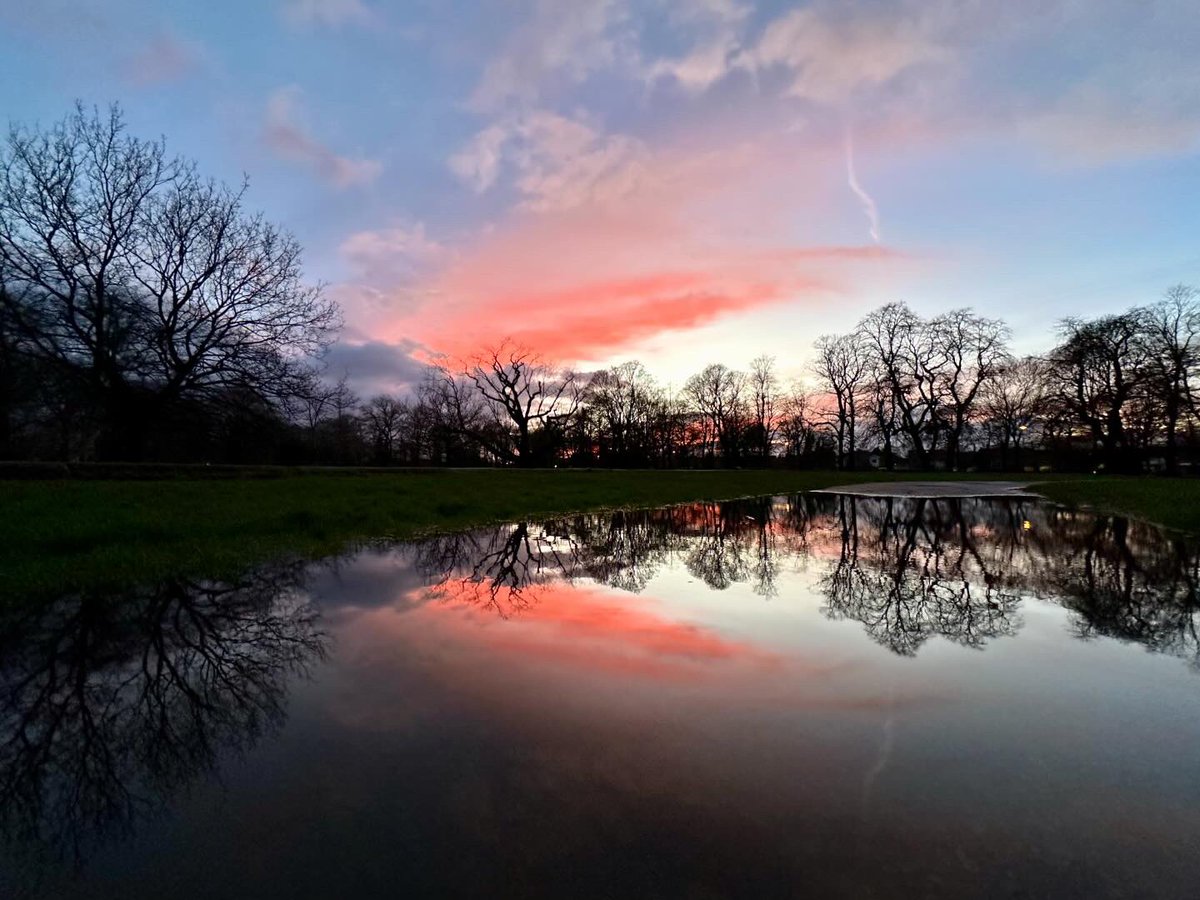 InsightUpNorth's tweet photo. Lovely #sunset #walk after work this evening in @Longford_Park
#dailydoseofnature #365dayswild #wellbeing #nature #therapy #outdoors #mindfulness #naturephotography #photooftheday #therapistsconnect #therapistscreate #selfcare #mentalhealth #health https://t.co/el4TkXHPtC