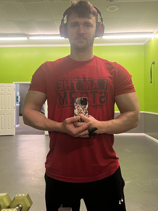 Suns our Guns out 💪 off to go relax after a Kick 🍑 arm workout then online!! See everyone this evening