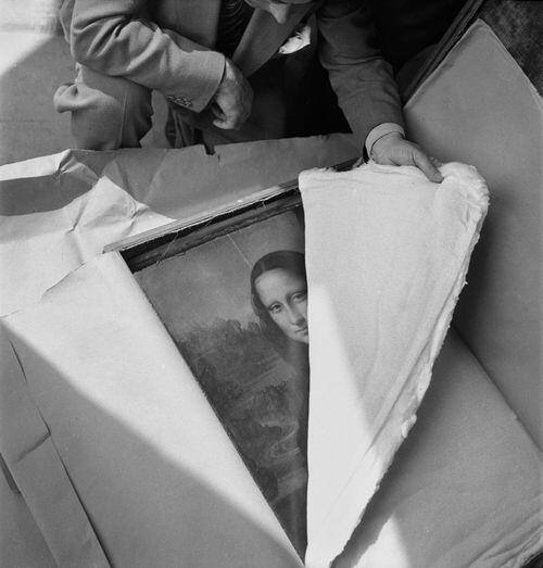 viagempassado's tweet photo. Durante a Segunda Guerra Mundial, a Mona Lisa foi um dos alvos dos caçadores de arte nazis, que planejavam levar a pintura para o museu pessoal de Hitler. Para protegê-la, o Louvre escondeu a obra em vários locais secretos na França, como castelos e abadias. 

A Mona Lisa sobreviveu à guerra e voltou ao Louvre em 1945, onde continua sendo uma das maiores atrações do museu e da arte mundial

Abaixo é a foto do momento em que ela era desembalada em seu retorno ao Louvre